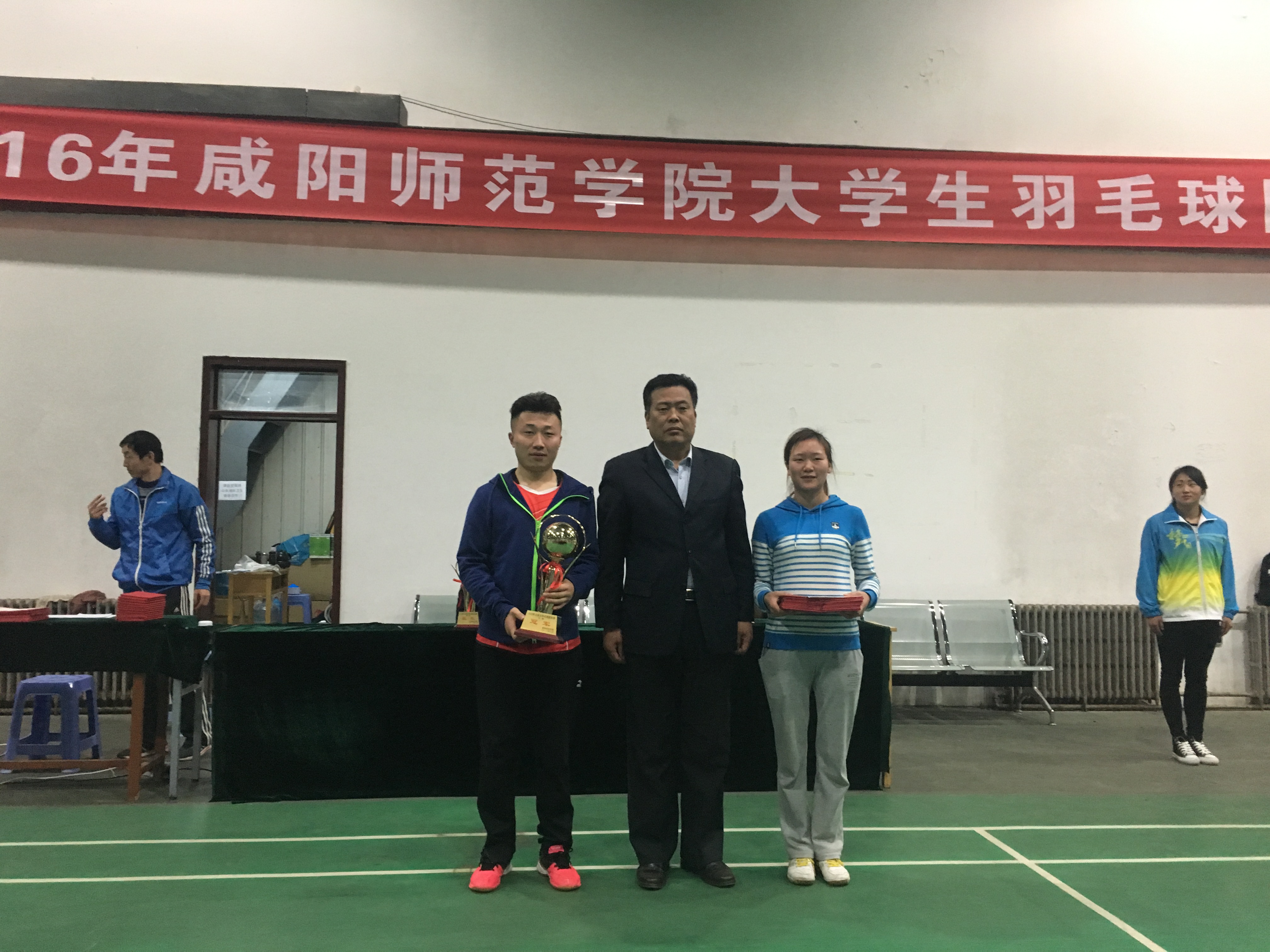 365英国上市公司书记马文钰为乙组第一名365英国上市公司2012级代表队颁发奖杯证书