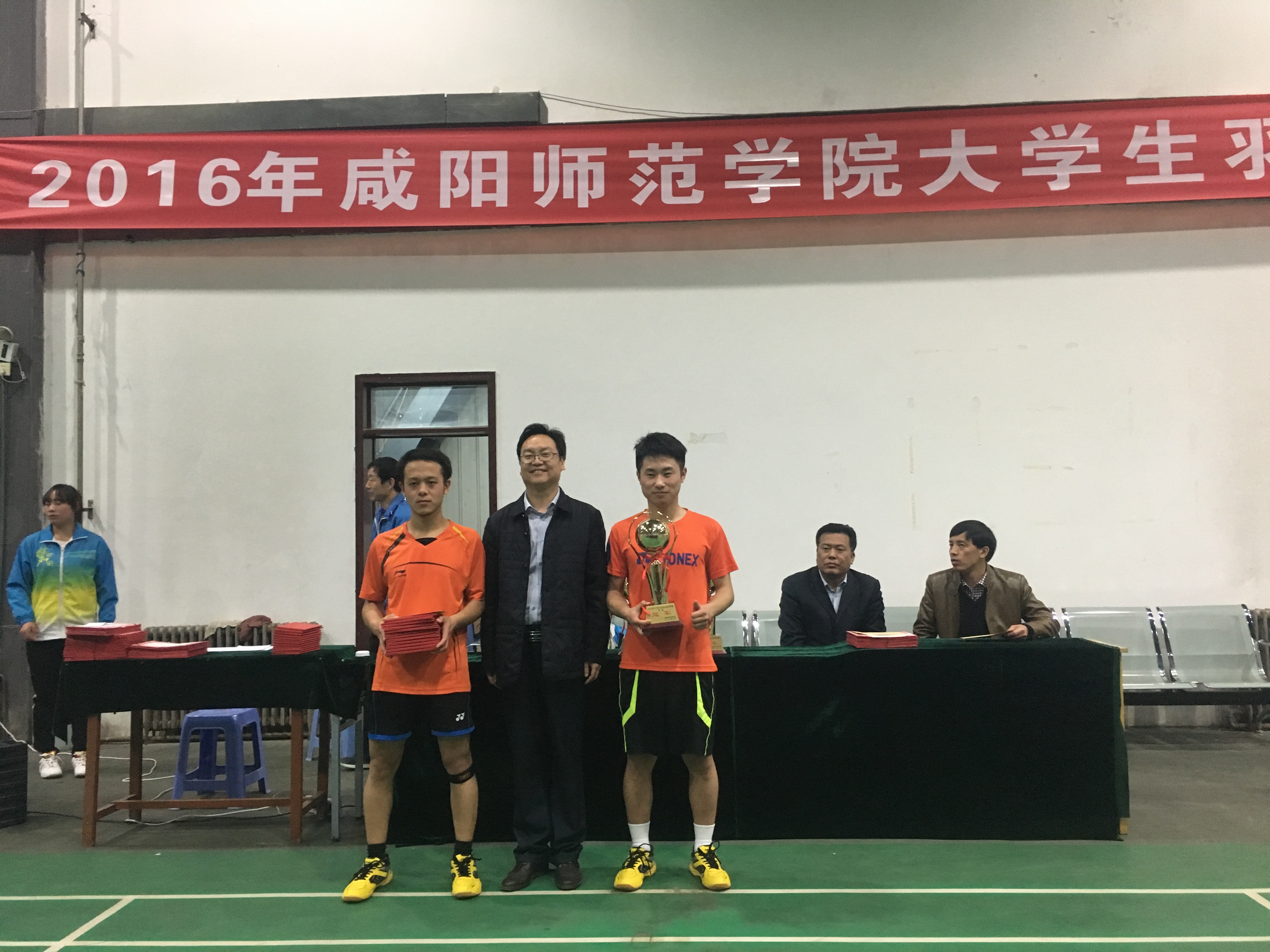 学工部部长刘伟老师为甲组第一名物理与电子工程公司颁发奖杯证书